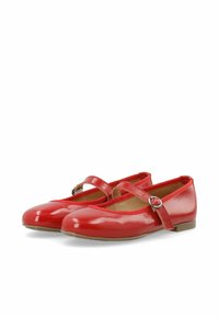 Pantofi Mary Jane din piele patent roșie, cu vârf rotund, talpă plată și bretea ajustabilă cu un detaliu mic din metal.