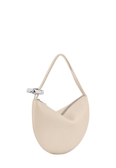 Beige handtasche aus Leder in Halbmondform mit einem einzelnen Griff, silbernen Beschlägen und Reißverschluss. Die strukturierte Oberfläche sorgt für visuelles Interesse.