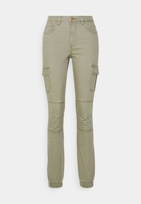 Pantalon cargo vert clair avec poches avant, poches latérales à rabats, détails aux panneaux genoux et bas élastiqués aux chevilles.