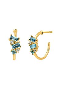 Pendientes de aro dorados que presentan piedras rectangulares azules y acentos redondos transparentes, con un acabado pulido y un diseño curvado.