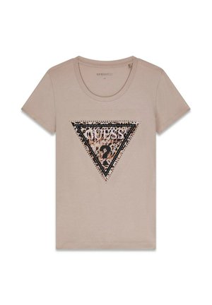 Camiseta beige de manga corta con un triángulo con estampado de leopardo y borde negro con tachuelas con la palabra ""GUESS"" en el centro.