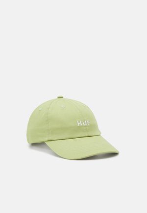 Vaaleanvihreä puuvillakatto, jossa on kaareva lippa. Edessä valkoisella brodeerattu "HUF"-logo ja sävy sävyyn ompelu yksityiskohtia.