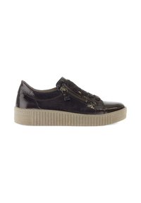 Zwarte patenten leren sneaker met een gestructureerde afwerking, ronde neus en een zijrits. Voorzien van een lichtgekleurde ribbelsool voor extra grip.