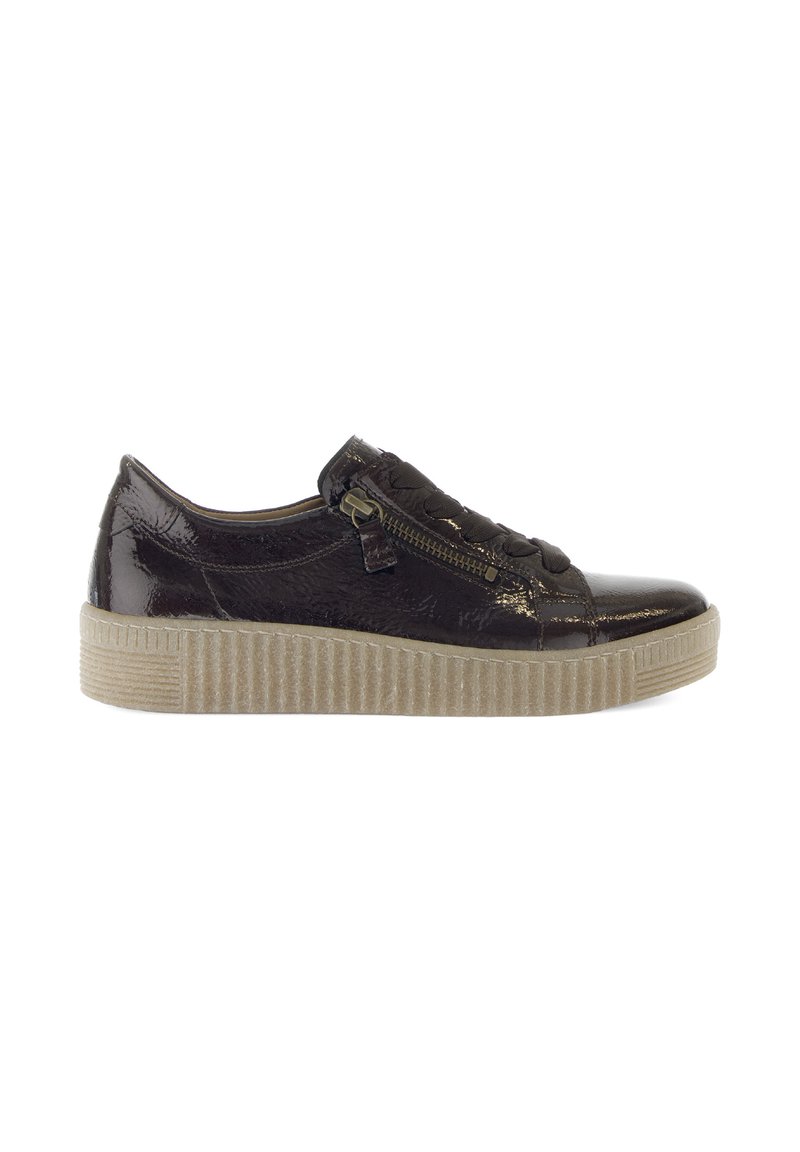 Zwarte patenten leren sneaker met een gestructureerde afwerking, ronde neus en een zijrits. Voorzien van een lichtgekleurde ribbelsool voor extra grip.