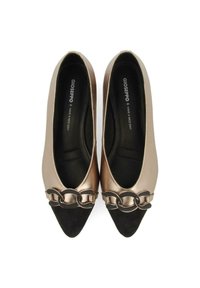 Ballerines en bronze métallique avec des pointes noires en daim et des accents de chaîne décoratifs. Dessus lisse avec un embout texturé.