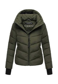Olivgrön pufferjacka med dragkedja framtill, justerbar huva och svarta cuffs. Har ett kviltat mönster och ett märkesinrett etikett.