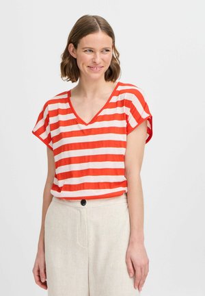 Rød og hvidstribet t-shirt med v-hals og korte ærmer, lavet af et let materiale. Bæret med beige bukser.