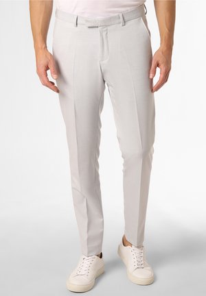 Světle šedé kalhoty slim fit, s plochým předním dílem, poutky na opasek, bočními kapsami a hladkou texturou, spárované s bílými teniskami.