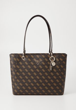 Černá taška tote s zlatým monogramem, texturovaný materiál, dvojité uši a připojený přívěsek s logem. Má strukturovaný siluetu.