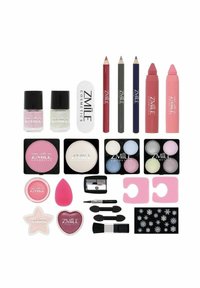 Kosmetiksatsen inkluderar nagellack i rosa och genomskinliga färger, läppennor i röd, blå och grå, rouge, ögonskuggor, applikatorer och en svamp.