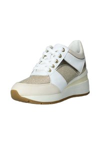 Sneaker bianco e beige con una parte superiore testurizzata, lacci e tacco a zeppa. Presenta dettagli metallici e una suola in gomma.