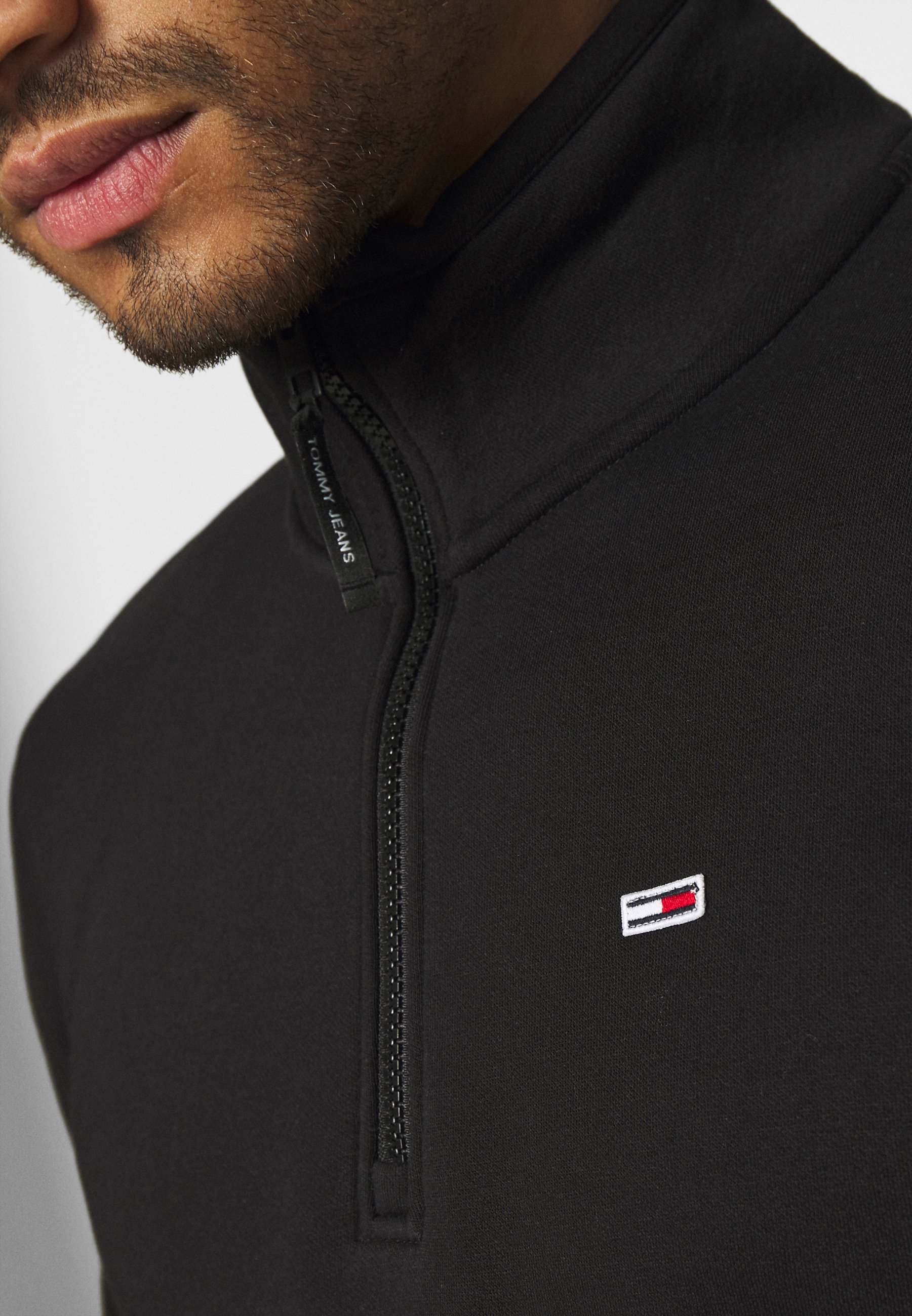 black tommy jeans sweatshirt