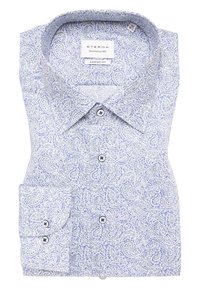 Hvid skjorte med et blåt og grønt paisley-mønster, der har en standardkrave og knaplukning fortil. Indeholder en folded lomme og blå knapper.