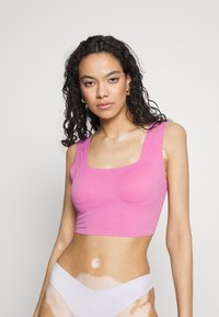 Tætsiddende crop top i lys pink, med struktureret stof og firkantet udskæring. Minimalistiske stropper med en glat finish.