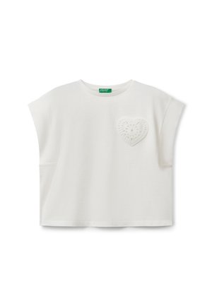 Weißes T-Shirt mit kurzen Ärmeln und rundem Ausschnitt, mit einem strukturierten, herzförmigen, gestickten Akzent auf der linken Brust.