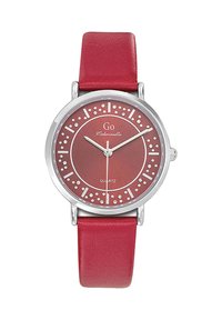 Montre à quartz avec un bracelet en cuir rouge, boîtier rond en argent, cadran rouge, aiguilles argentées et marqueurs d'heure accentués avec de petits cristaux.