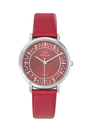 Montre à quartz avec un bracelet en cuir rouge, boîtier rond en argent, cadran rouge, aiguilles argentées et marqueurs d'heure accentués avec de petits cristaux.