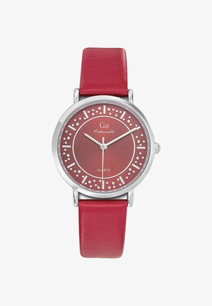 Montre à quartz avec un bracelet en cuir rouge, boîtier rond en argent, cadran rouge, aiguilles argentées et marqueurs d'heure accentués avec de petits cristaux.