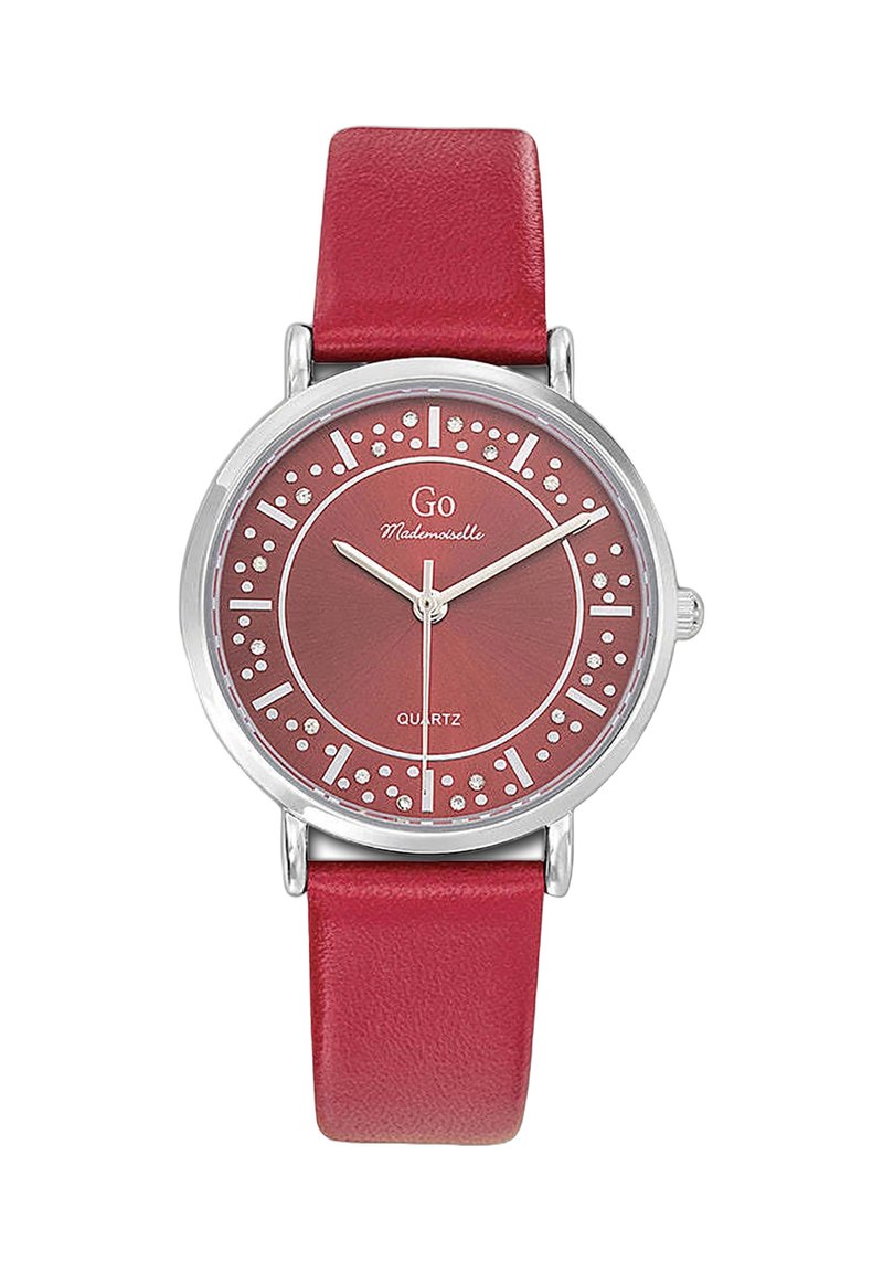 Montre à quartz avec un bracelet en cuir rouge, boîtier rond en argent, cadran rouge, aiguilles argentées et marqueurs d'heure accentués avec de petits cristaux.