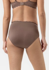Culotte taille haute marron en tissu lisse avec une bordure en dentelle à la taille, présente un design sans coutures et un dos couvrant intégralement.