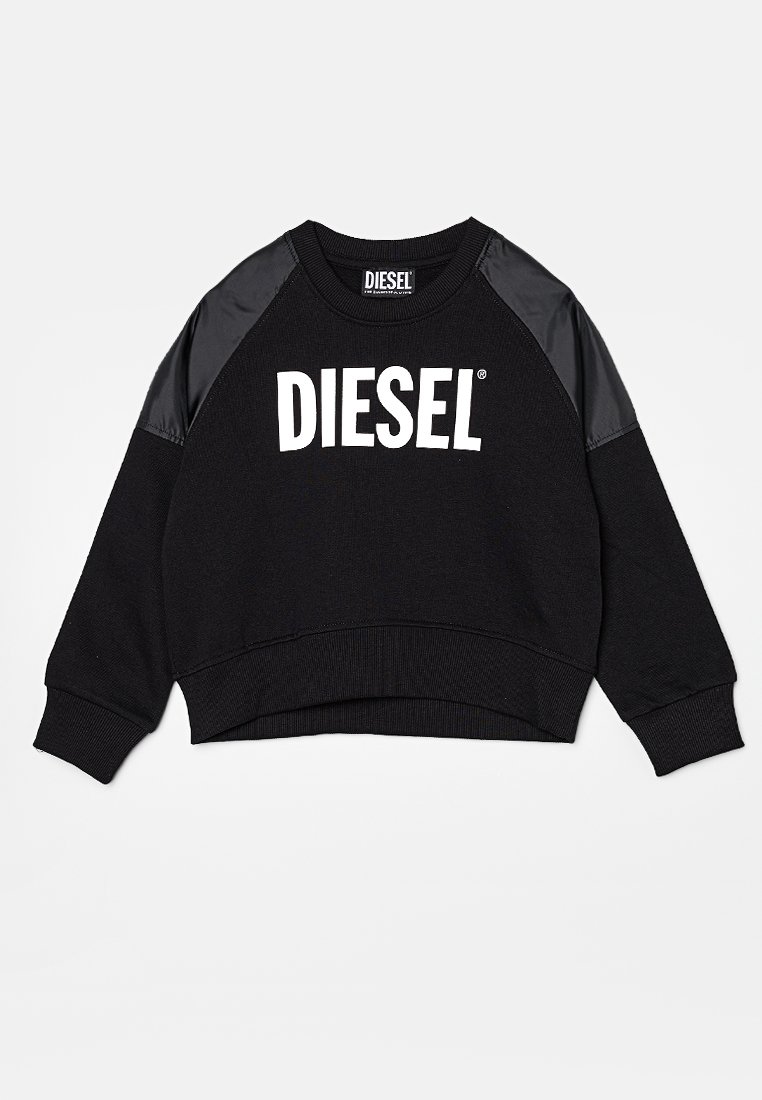 Sweatshirt noir court avec de longues manches raglan, présentant des accents en cuir noir. L'avant affiche un grand logo blanc "DIESEL". Texture tricotée.