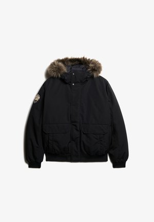 Schwarze gepolsterte Jacke mit einem mit Fell gefütterten Kapuzen, zwei Fronttaschen, elastischen Bündchen und einem Logo-Patch auf dem linken Ärmel. Weiche, matte Textur.