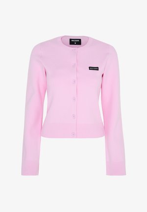 Cárdigan rosa claro de manga larga con botones, puños y bajo acanalados, con un pequeño parche de logotipo rectangular negro en el pecho izquierdo.