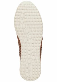 Hnědá perforovaná bota s texturovanou bílou gumovou podrážkou s puntíkovaným vzorem a raženou značkou.