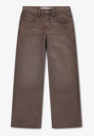 Τζιν σε ίσια γραμμή από καφέ denim με θηλιές για ζώνη, κουμπί μπροστά, κλείσιμο με φερμουάρ και πέντε τσέπες, απλωμένο σε λευκό φόντο.