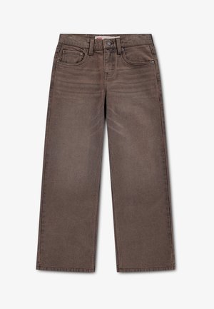 Τζιν σε ίσια γραμμή από καφέ denim με θηλιές για ζώνη, κουμπί μπροστά, κλείσιμο με φερμουάρ και πέντε τσέπες, απλωμένο σε λευκό φόντο.