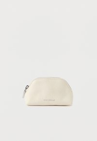 Crèmekleurige lederen etui met een afgeronde bovenkant, een gestructureerd oppervlak, een zilveren rits en een geperst merkteken aan de voorkant.