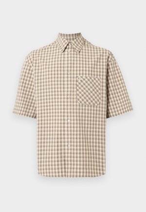 Camicia a quadri beige e marrone a maniche corte con colletto a punta e taschino sul petto con un solo bottone.