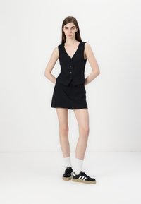 Hollister Co. EMEA LONGER LENGTH VEST - Brezrokavnik - casual black