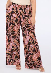 Volné černé kalhoty s barevným paisley vzorem v růžové, oranžové a zlaté barvě. Mají elastický pas a postranní kapsy.