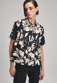 adL SLITTED  - Camicia - printed black