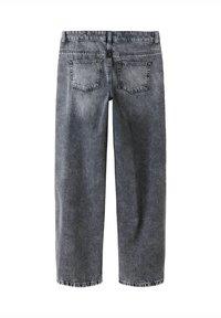 Sive traper hlače opuštenog kroja, s dva stražnja džepa i izblijedjelom teksturom. Struk sadrži proreze za remen.