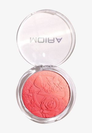 Boîtier compact de blush corail avec un papillon en relief et un design floral, couvercle transparent montrant le nom de la marque "ARIOM" en miroir.