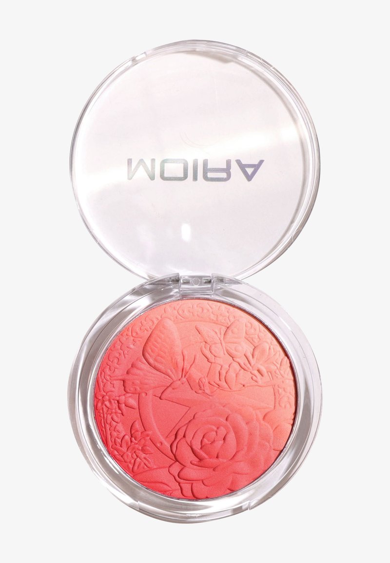 Boîtier compact de blush corail avec un papillon en relief et un design floral, couvercle transparent montrant le nom de la marque "ARIOM" en miroir.
