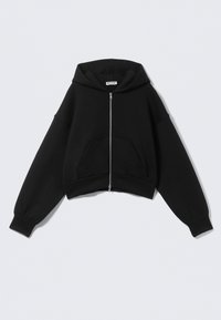 Μαύρο κοντό ζακέτα με φερμουάρ, μακριά μανίκια, τσέπη καγκουρό μπροστά και κουκούλα, απλωμένο σε ανοιχτό φόντο.