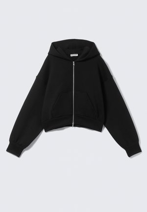 Μαύρο κοντό ζακέτα με φερμουάρ, μακριά μανίκια, τσέπη καγκουρό μπροστά και κουκούλα, απλωμένο σε ανοιχτό φόντο.