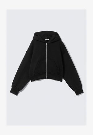 Μαύρο κοντό ζακέτα με φερμουάρ, μακριά μανίκια, τσέπη καγκουρό μπροστά και κουκούλα, απλωμένο σε ανοιχτό φόντο.