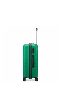 Valigia rigida verde con scanalature orizzontali, manico estensibile nero e quattro ruote scorrevoli. Dotata di un lucchetto a combinazione.