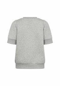 Világosszürke rövid ujjú pulóver bordázott mandzsettákkal és szegéllyel, hátulról látható, finom textúrával és kényelmes szabással.