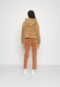 Pieces PCCARLI ZIP HOODIE - Casaco polar - tigers eye