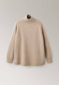 Pull beige à manches longues et col roulé avec col, poignets et bas côtelés, présenté sur un fond clair uni.