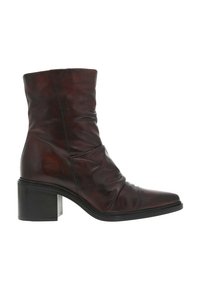 Bottine en cuir marron avec un bout pointu et un design plissé, dotée d'un talon noir épais et d'une texture lisse.