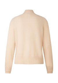 Beige trui met lange mouwen en geribbelde hoge kraag, manchetten en zoom, gezien vanaf de achterkant op een witte achtergrond.
