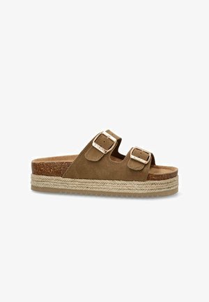 Sandalias de plataforma de ante marrón con dos correas ajustables, hebillas en tono dorado y una suela intermedia de yute trenzado. Suela de goma para agarre y durabilidad.