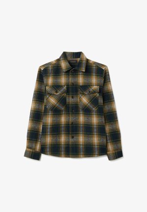 Camisa de flanela a cuadros para hombre con un estampado en verde, azul marino y amarillo. Manga larga, dos bolsillos en el pecho y cierre frontal con botones.