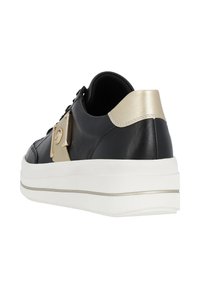 Schwarze Leder-Sneaker mit einem goldakzentuierten Riemen, flacher weißer Sohle und strukturiertem Rückenteil. Verfügt über ein Schnürdesign und dezente goldene Akzente.